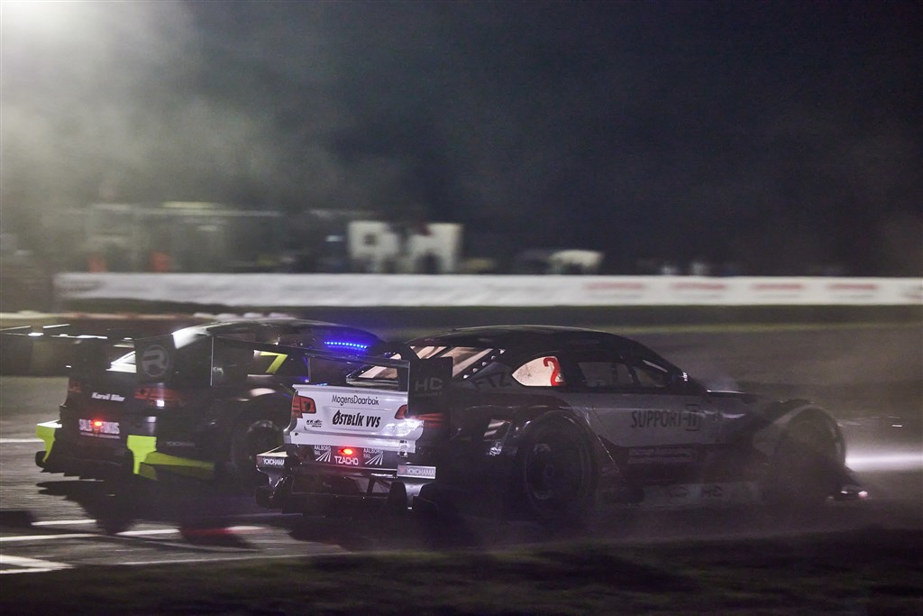 Er der plads eller ej. Deltagerne i Super GT-klassen bliver sat på ekstra udfordringer ved Night Race.
(Foto: Stumphoto)